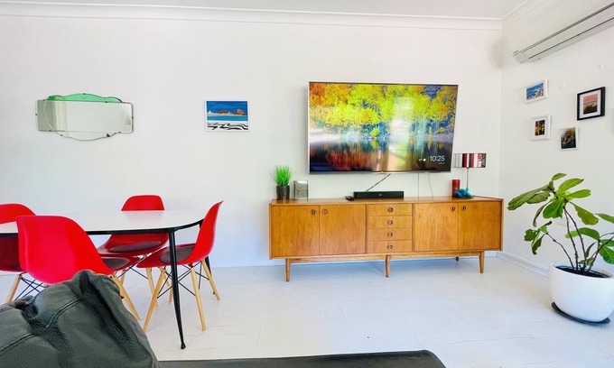 Lyneham Appartement | Inner North Retro Gem - Pet Friendly