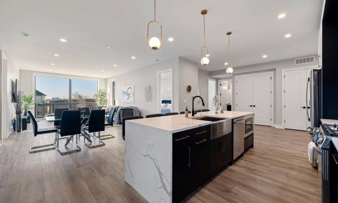 Lower West Side Appartement | Insta-worthy 3bed/2bath Brand New Home w/Balcony