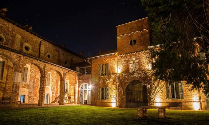 Vaprio d'Agogna Villa | Intera Villa Storica di Charme con Piscina e Parco