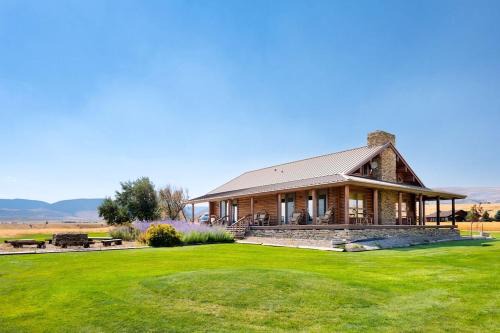 Shining Mountains Maison | Intimate Off-Grid Cabin with Fire Pit and Mountain Views in Montana