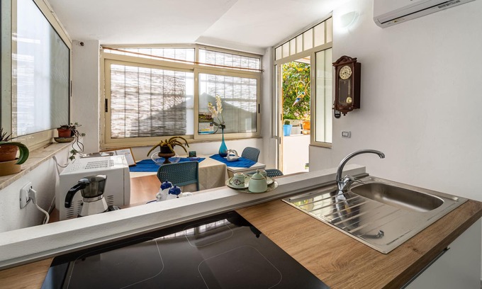 Carbonia Maison | Intimate, quiet studio apartment with a small living room and equipped kitchen