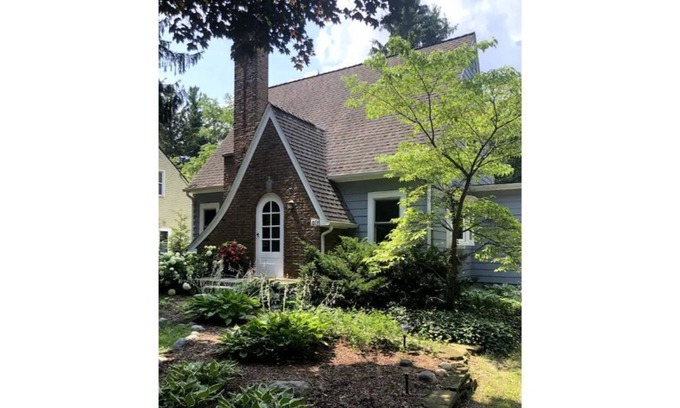 Ann Arbor Maison | Inviting 2-bedroom Tudor home
