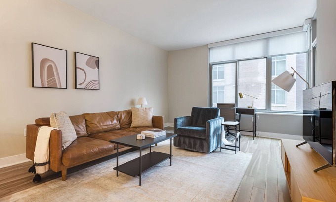 Woodmont Triangle Appartement | Inviting Bethesda 1BR w/ Rooftop Pool, nr Dining & Metro, by Blueground