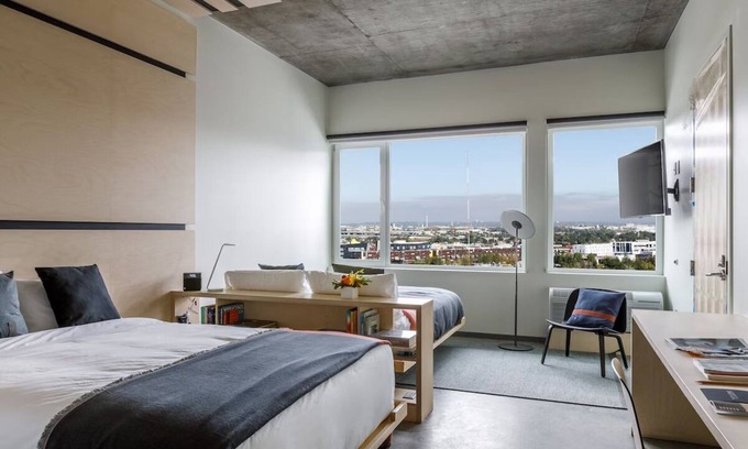 River North Art District Hôtel | Inviting Boutique Hotel w/ Rooftop Views, Plush Mattresses & Cozy Decor
