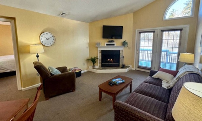 Francestown Maison | Inviting Condo w Hot Tub & Fireplace