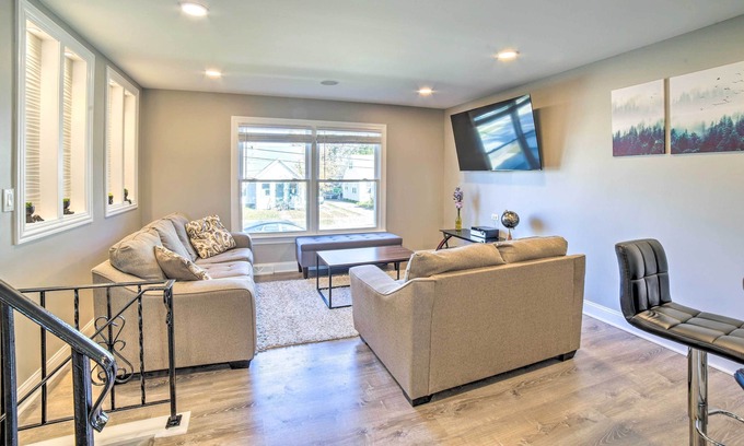 Dyer Maison | Inviting Home w/ Deck, 22 Mi to Indiana Dunes