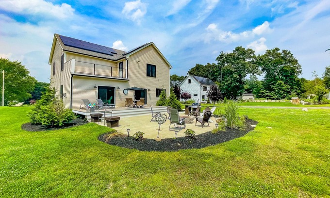 Salisbury Maison | Inviting house in Salisbury with EV charger, balcony, firepit, and gas grill