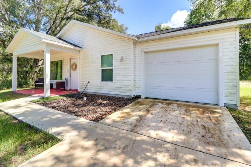 Ocklawaha Maison | Inviting Ocklawaha Home with Porch Ideal Location!