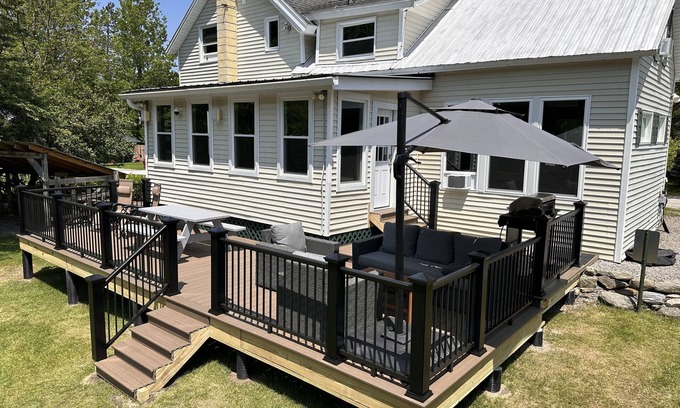 Montgomery Center Maison | NOUVELLE LISTE! Accueil pour les chiens, au bord de la rivière avec cuisine complète, cheminée et foyer