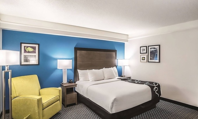 Phoenix Hôtel | Inviting Room with Outdoor Pool and Complimentary Breakfast