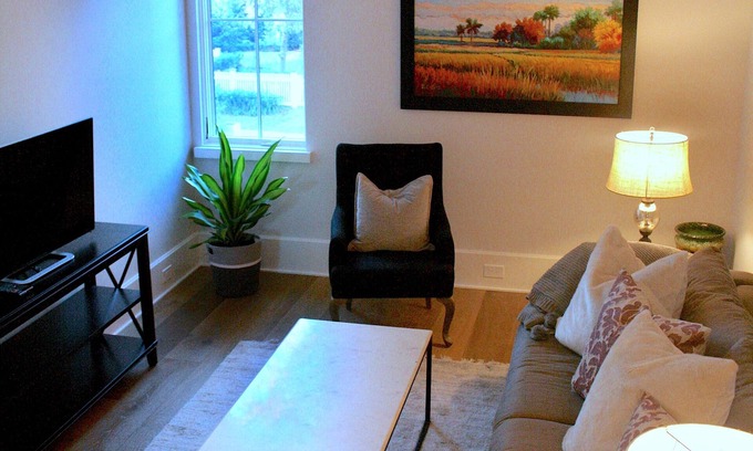 Mount Pleasant Appartement | Appartement neuf d'une chambre dans quartier calme. De hauts plafonds!