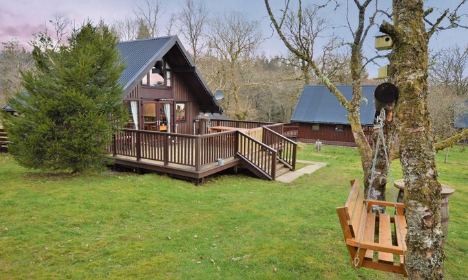 Dallavich Chalet De Ski | Iona Lodge, loch views, peaceful location, pet friendly