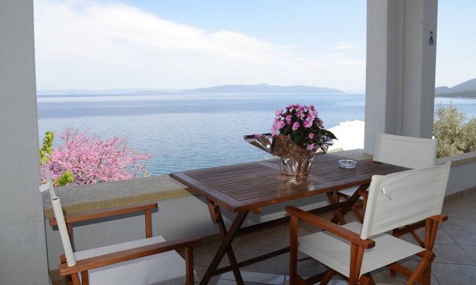 Pella Region Appartement | Ira Charming apt with stunning view!