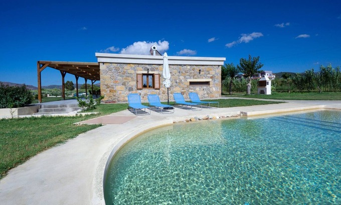 Korfalonas Villa | Iridanos Villa avec 3 chambres et piscine privée, à 400 mètres de la plage