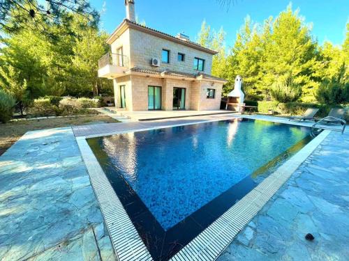 Trimiklini Maison | Irinas country home!