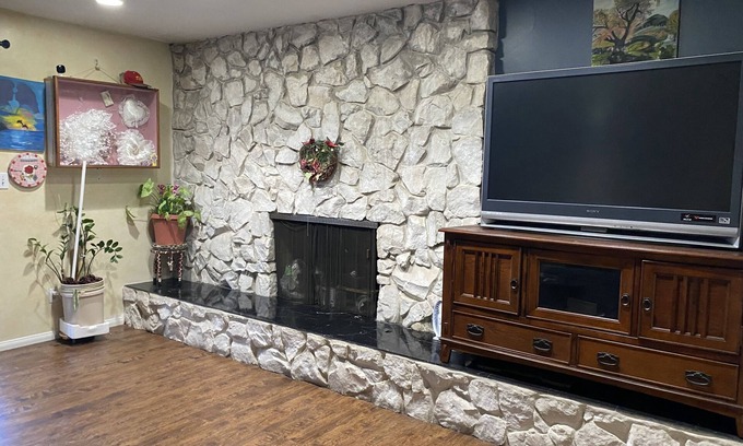North Hills West Maison | Is a corner house close to magic mountain park and universal studios.