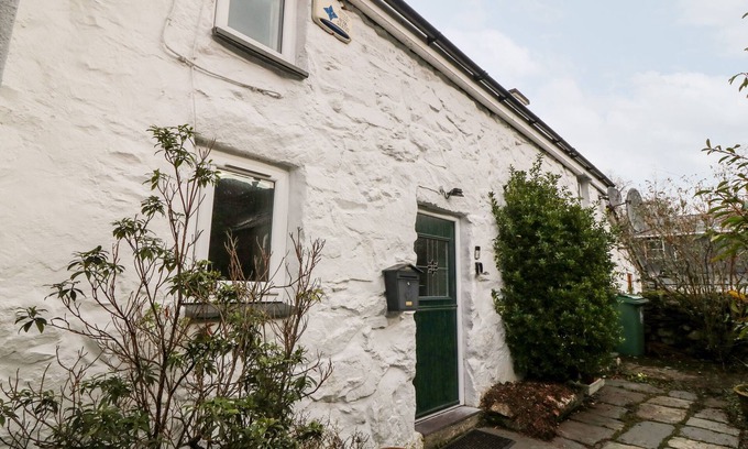 Beddgelert Maison | IS Y GRAIG, pet friendly, with open fire in Beddgelert