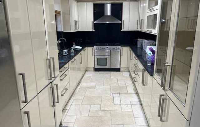 Squirrel's Heath Appartement | `isimi Romford London [ Modern 6 Bedroom House]