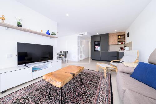 Alhama de Murcia Appartement | Isla de la Sierra lake mountain views by OYOOSTAYS