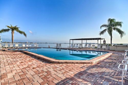 Casa del Mar Appartement | Isla Del Sol Condo about 2 Miles to St Pete Beach!