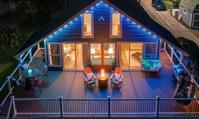 McKnight Appartement | Island Gem~Riverfront, Near RMU Sports Center~4 BR