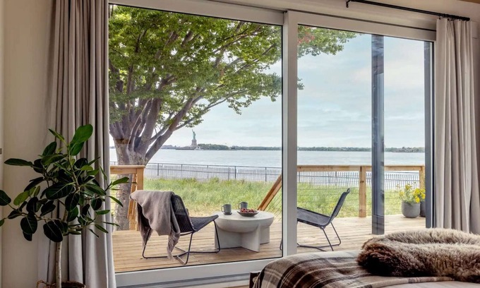 Manhattan Cabine | Island Glamping with Skyline and Lady Liberty View