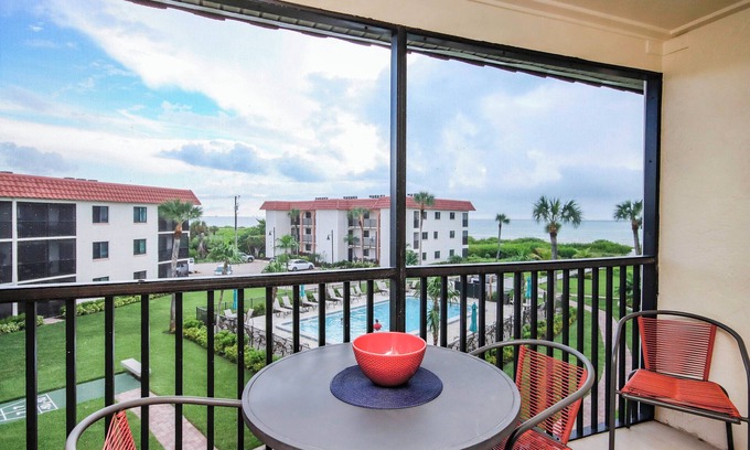 Sanibel Copropriété | Island oasis - Beachfront condo on Sanibel Island - Sandalfoot 2C3