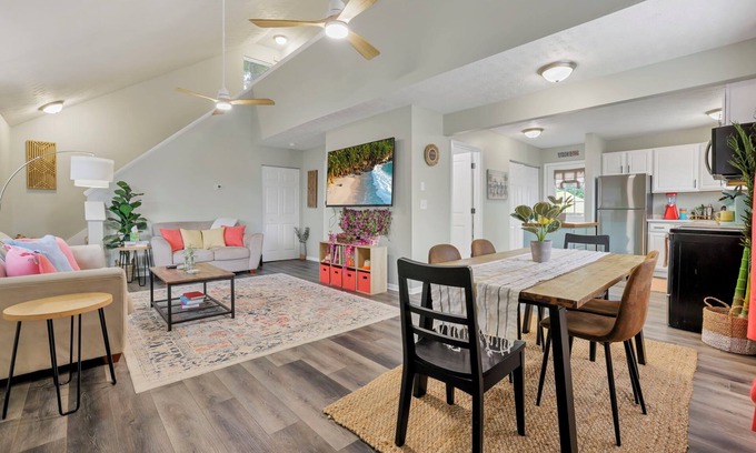 Buckeye Lake Maison | Island Vibes with Hot Tub