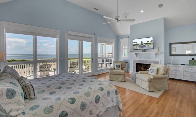 Ocean Point Maison | “Island’s Edge” at 45 Ocean Point|Oceanfront|Two Oceanfront Decks|All New Master Bath|Close to Oc...