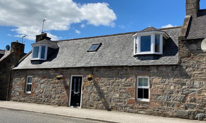 Dufftown Maison | Islas Cottage, a home in the Heart of Speyside
