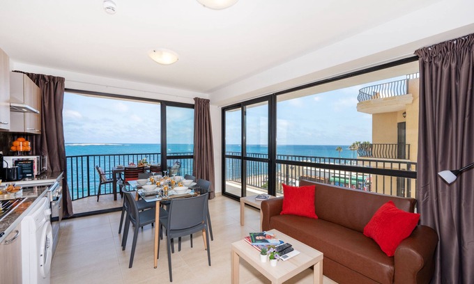 Bugibba Appartement | Islet Seafront Apartment Corner Terrace