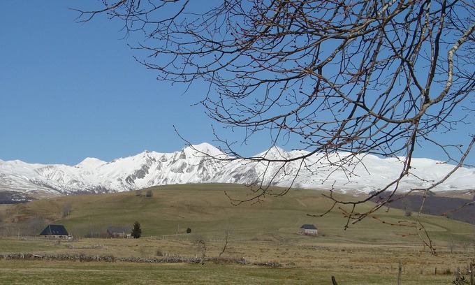 Picherande Chalet De Ski | gîte isolé au coeur du massif du Sancy vue sur les montagnes