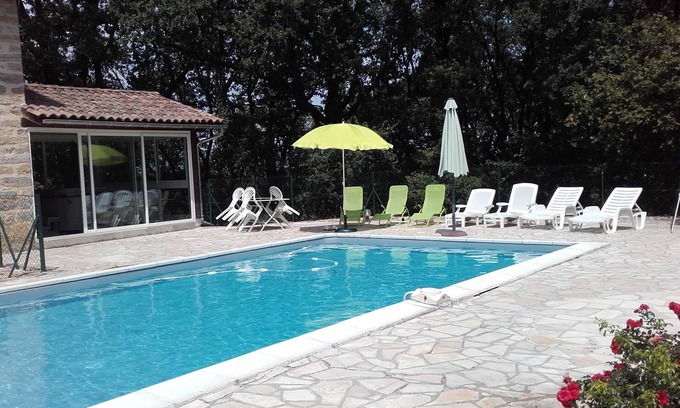 Espinas Maison | ISOLEE: MAISON DE VACANCES AVEC PISCINE ET JACUZZI DANS UN PARC ARBORÉ