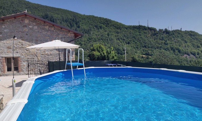 Villa Collemandina Maison | maison dans village médiéval, piscine privée, restaurants à pied