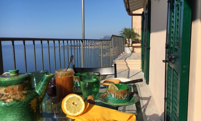 Ventimiglia Appartement | Maison à Grimaldi. Vue spectaculaire sur la Côte d'Azur avec terrasse sur le toit!