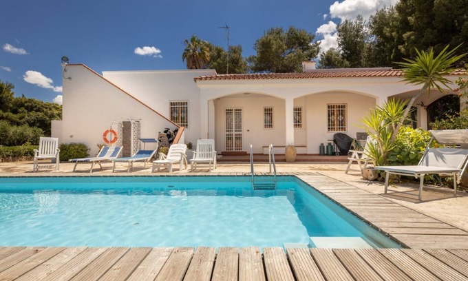 Pizzo Villa | Villa avec piscine, parc et pinède privée, à 100 mètres de la mer.