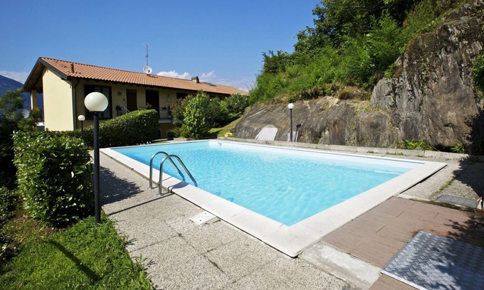 Maccagno con Pino e Veddasca Appartement | Avec des appartements d'angle beaucoup d'amour d'une chambre meublée dans une résidence avec piscine