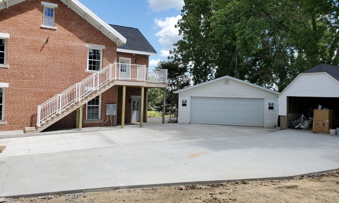 Cascade Copropriété | It's a Brick...House! Family-sized condo right outside of Cascade, IA!