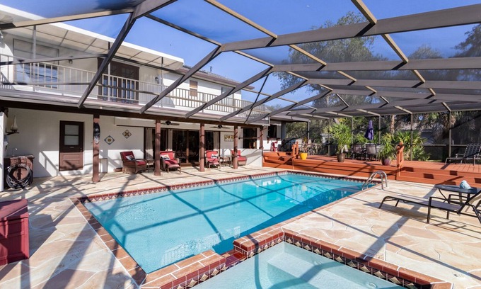 Westchase Maison | Maison exécutive entière, Florida Pool Getaway, 1. 4 acres au coeur de la ville