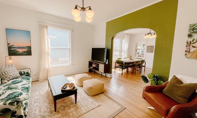 Joplin Maison | Ivy Jungalow | Bright, Clean, & near Downtown