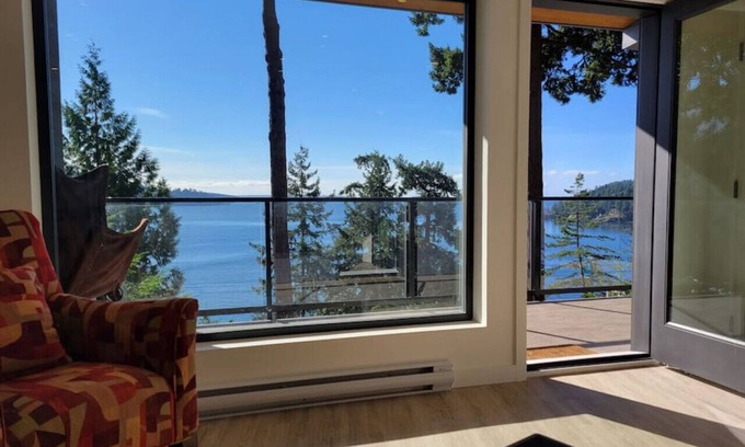Bowen Island Appartement | J&J's · Exquisite and brand new 1-bedroom ocean view suite
