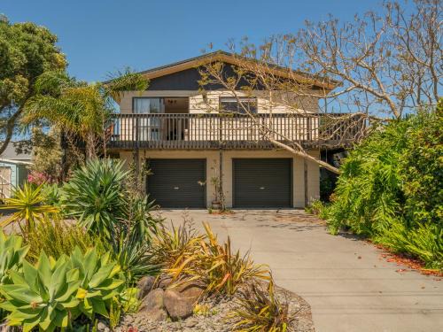 Whangamata Maison | Jacaranda Lodge - Whangamata Upstairs Unit