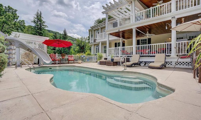 Covington Maison | Jackson River Estate 3 dwellings on River w/Pool sleeps 23