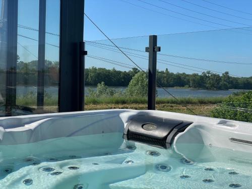 La Chapelle-sur-Loire Maison | Jacuzzi et Vue sur Loire - Maison d'hôtes L'Odyssée