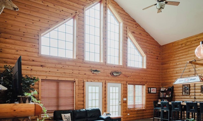 Oglesby Cabine | Jacuzzis & Family Kitchen & Entertainment Area
