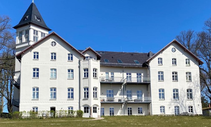 Hohen Niendorf Appartement | Jagdschloss Suite - premium castle hideway