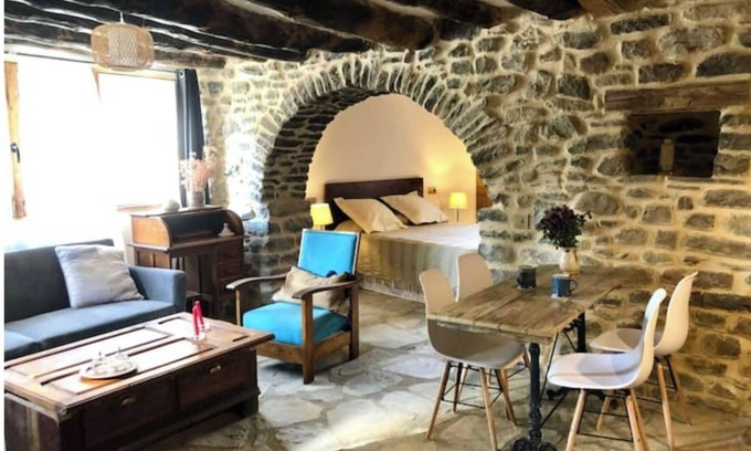 San Felices de Ara Appartement | Jal house. Stone apartment, fireplace