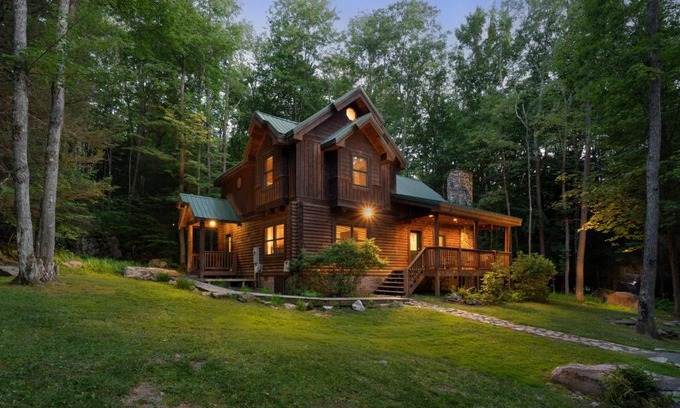 Thayerville Maison | Jamesons Cabin! 8 Minutes to Wisp, HotTub, FirePit, Pets, EV Chgr