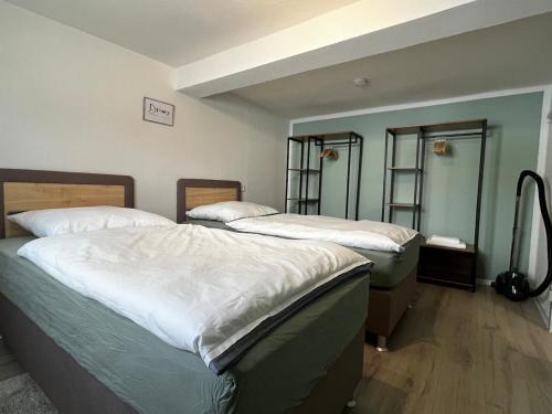 Mengerskirchen Appartement | janu-homes - 1 Zimmer Apartment - 2 Betten, Kirchblick vom Kirchplatz