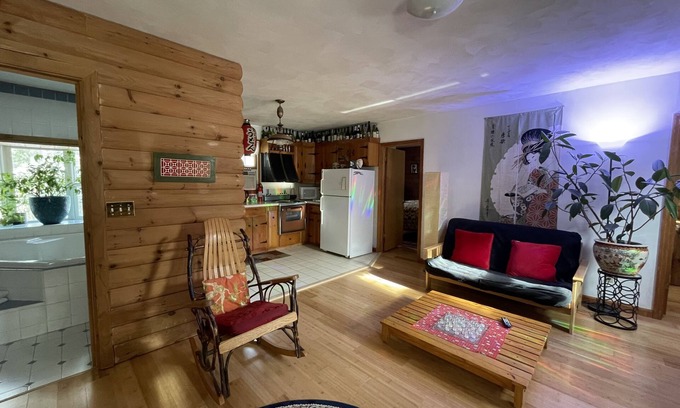 Spencer Appartement | Japanese jacuzzi suite surrounded by state forest! 11 miles south of Ithaca